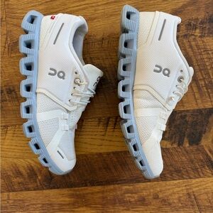 On Cloud 5 Women’s Size 8.5